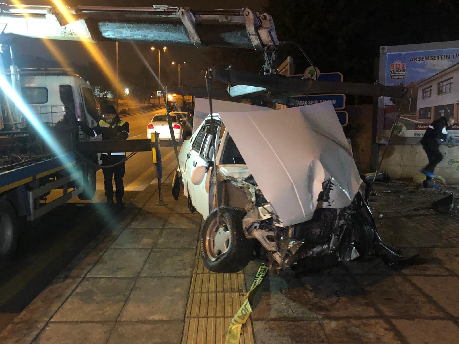 ANKARA'DA SÜRÜCÜNÜN DİREKSİYON HAKİMİYETİNİ KAYBETTİĞİ OTOMOBİL DUVARA ÇARPTI:1 ÖLÜ