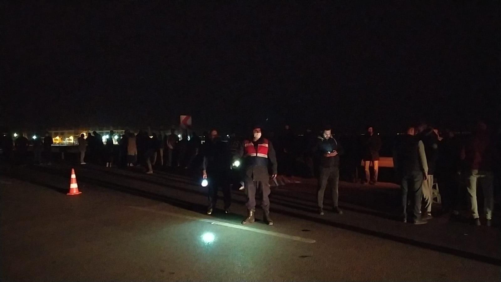 BOZULAN ARACIYLA UĞRAŞIRKEN TIRIN ÇARPMASI SONUCU HAYATINI KAYBETTİ