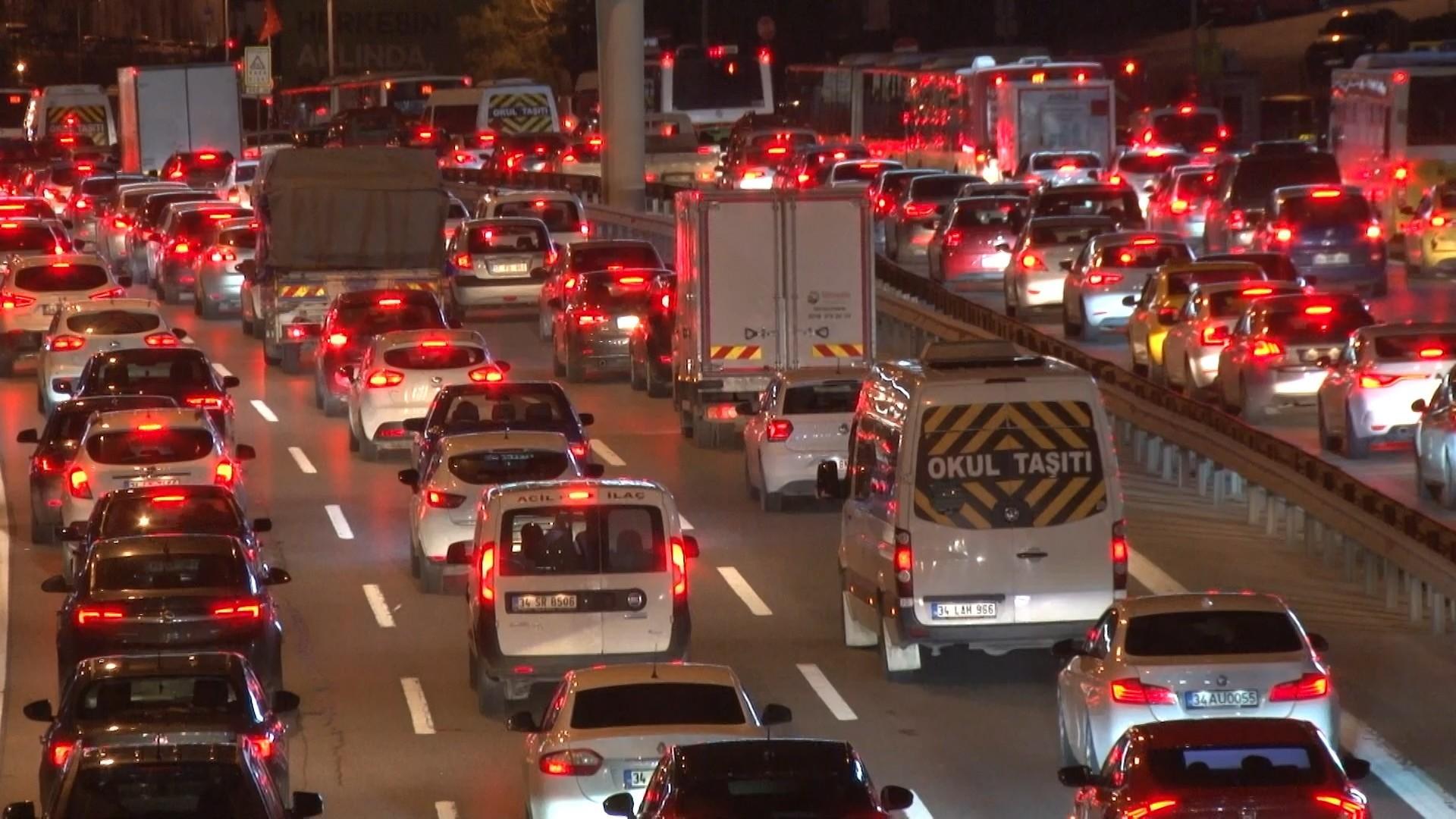 İSTANBUL'DA HAFTANIN İLK GÜNÜNDE TRAFİK YÜZDE 50'YE ULAŞTI