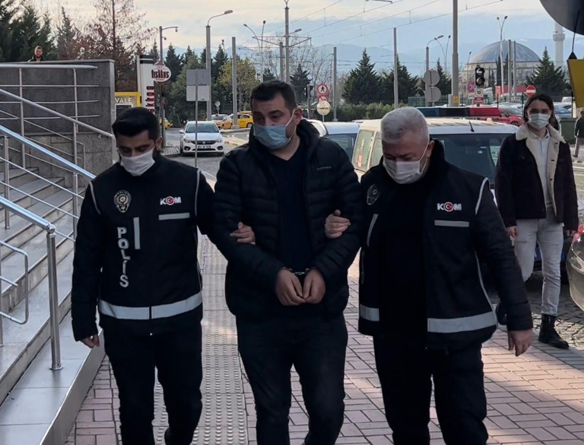 TEM'DE BİR OTOMOBİLDE 20 RUHSATSIZ TABANCA ELE GEÇİRİLDİ