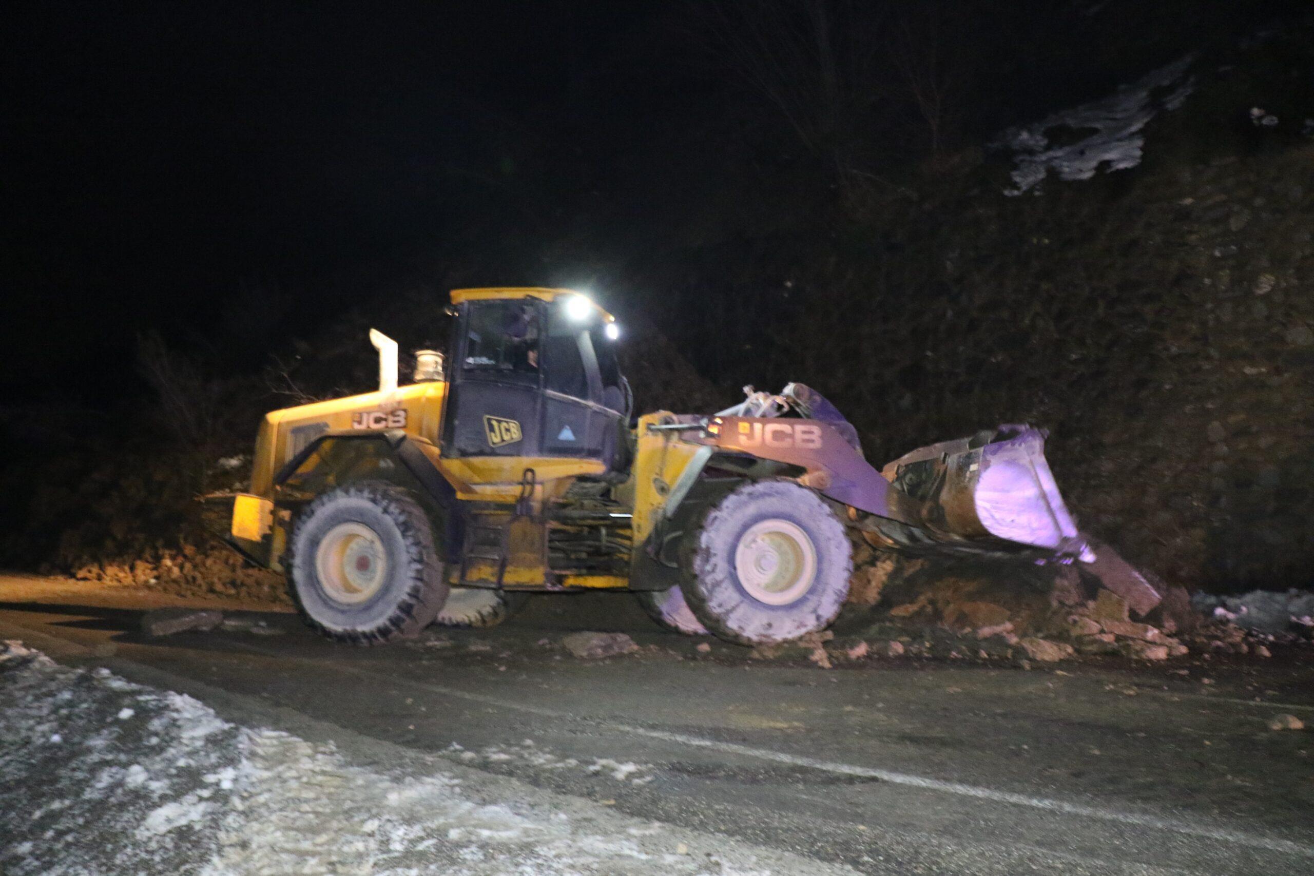 ZONGULDAK ANKARA KARAYOLU HEYELAN NEDENİYLE TRAFİĞE KAPANDI KARAYOLLARI EKİPLERİ HEYELANI KALDIRMA ÇALIŞMALARINA BAŞLADI
