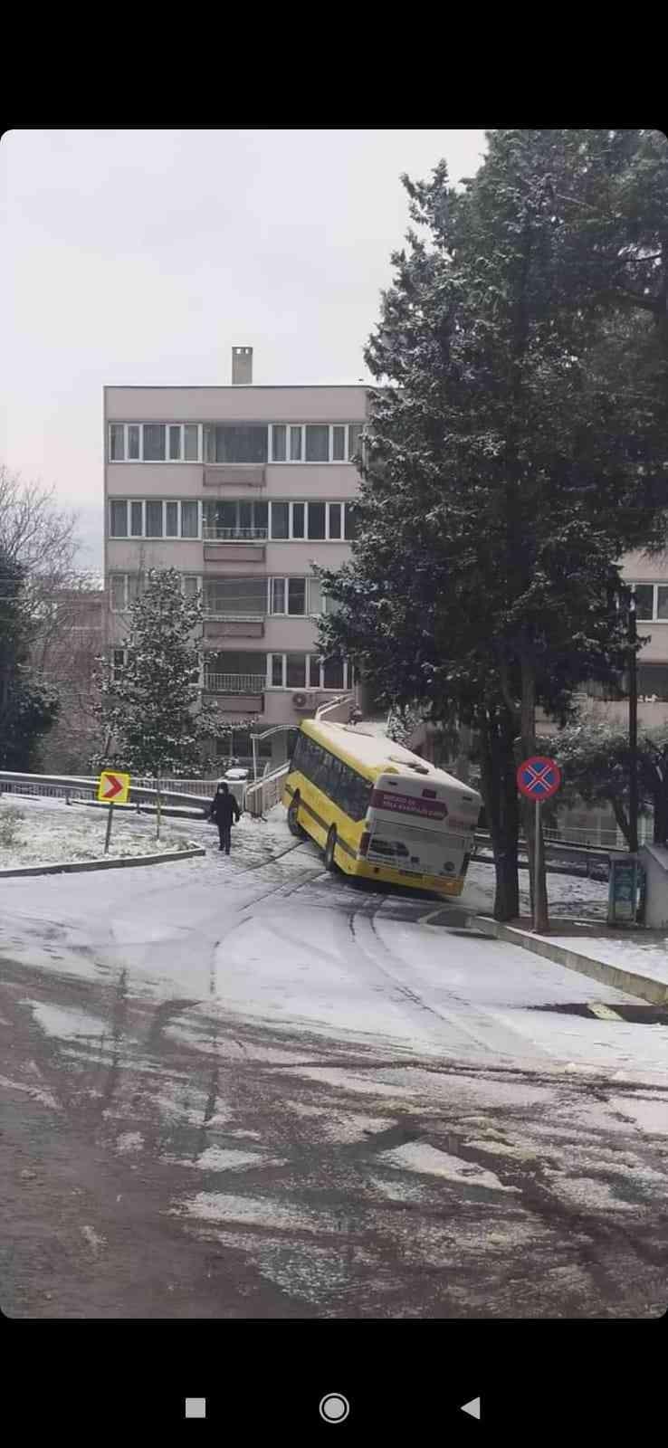 Bursa’da kara hazırlıksız yakalanan belediye otobüsü bariyere saplandı