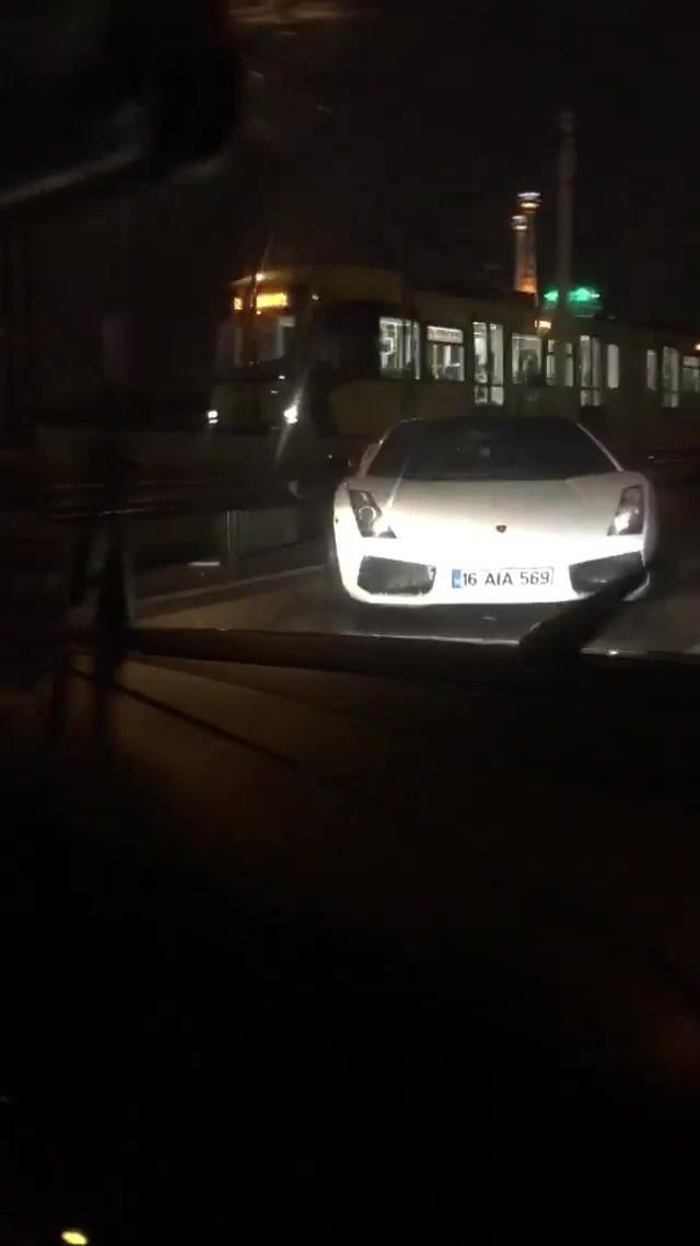 Bursa’da lüks otomobil kayganlaşan yolda kontrolden çıktı, bariyerlere çarptı