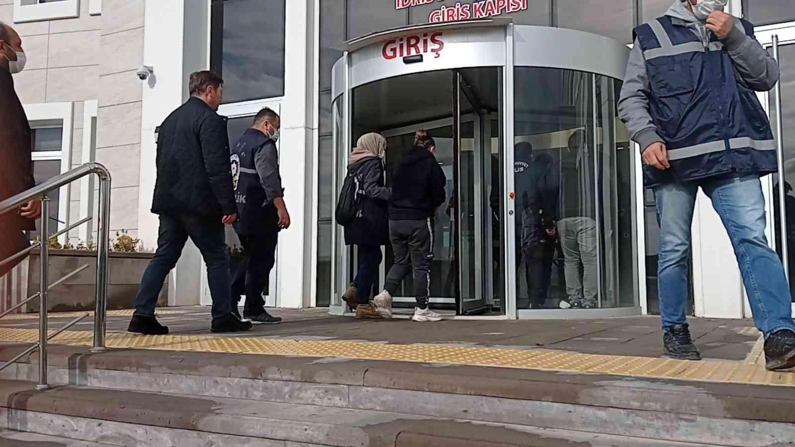Bursa’da yakalanan 5 hırsız adliyeye sevk edildi
