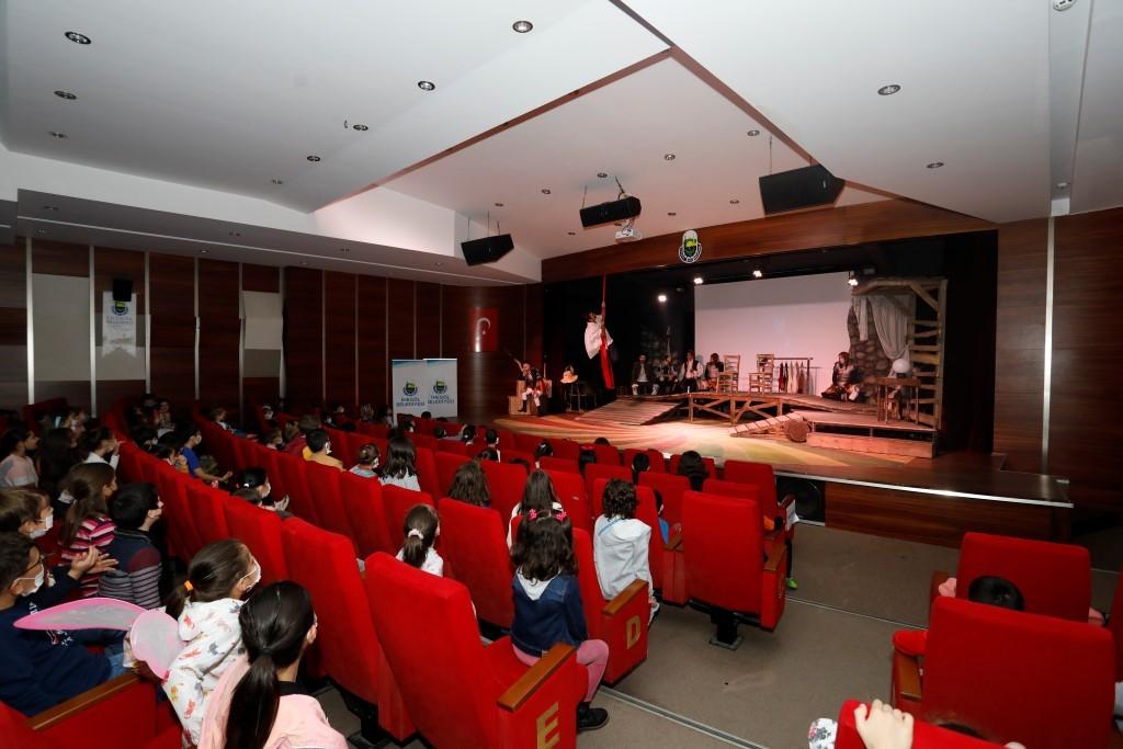 İnegöl’de çocuklar sanatla büyüyor