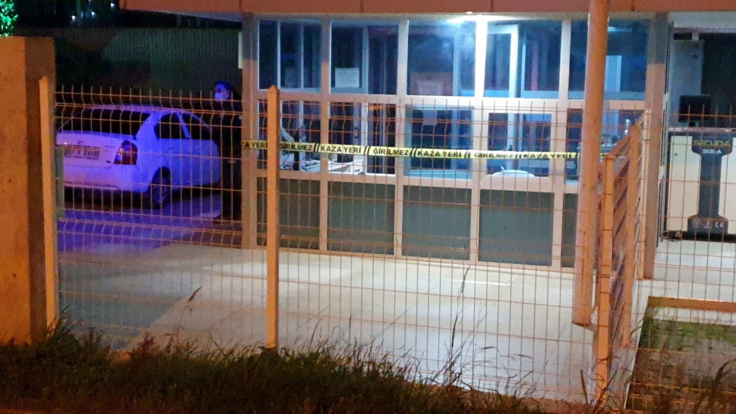 KURYE KENDİSİNE ULAŞAMAYINCA ACI GERÇEK ORTAYA ÇIKTI FABRİKANIN GECE BEKÇİSİ ÖLÜ OLARAK BULUNDU