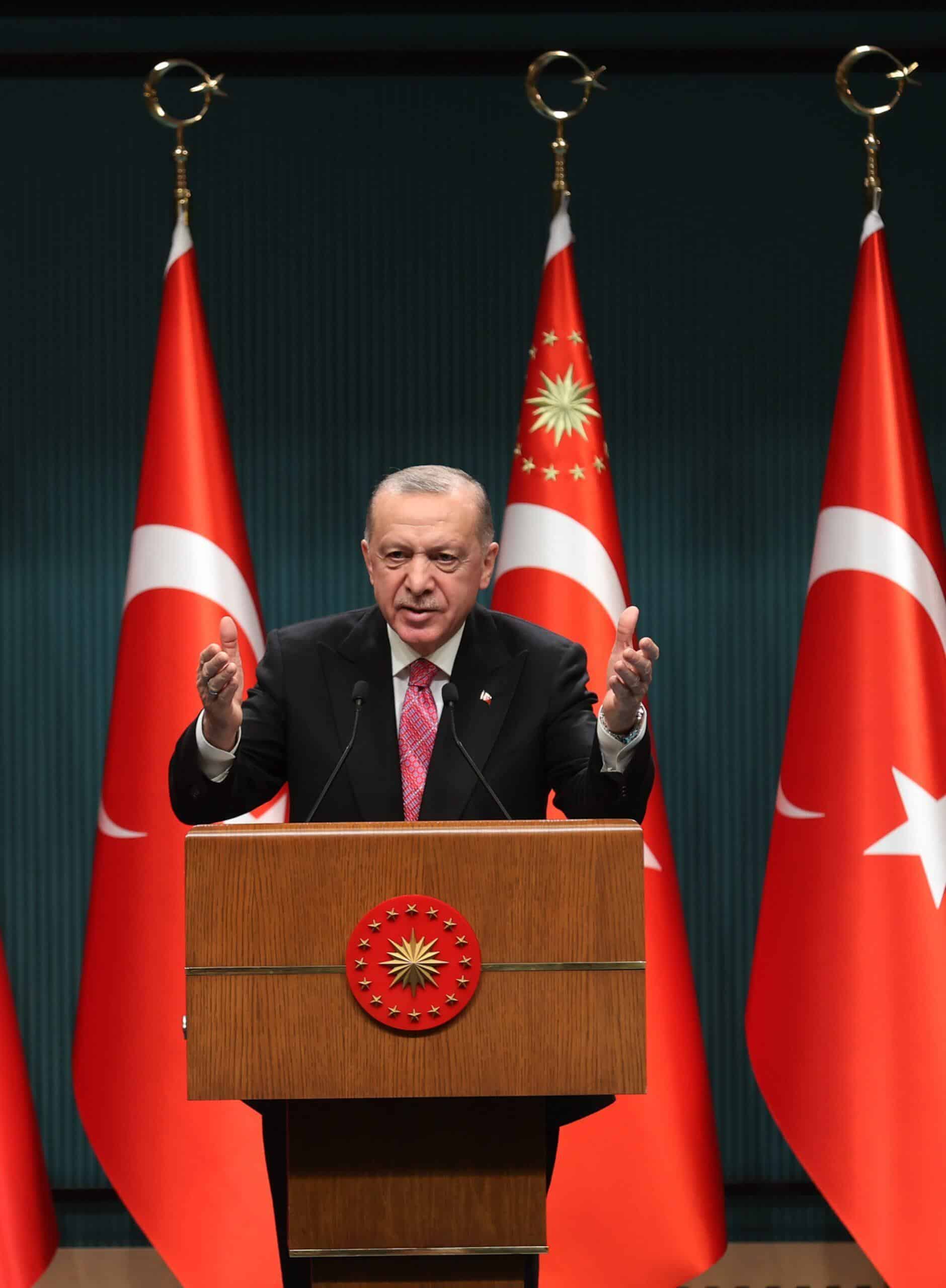 CUMHURBAŞKANI ERDOĞAN'DAN İŞLETMELERE DESTEK MÜJDESİ "SON 12 AYDAKİ ÇALIŞAN SAYISINI KORUYUP, MESLEK LİSESİ VEYA ÜNİVERSİTE MEZUNU GENCİMİZİ EN AZ 12 AY BOYUNCA İSTİHDAM ETME TAAHHÜDÜNDE BULUNAN İŞLETMELERE 100 BİN LİRA DESTEK VERİYORUZ" "KADIN İSTİHDAMINDA BU RAKAM 110 BİN LİRAYI BULUYOR. MİKRO İŞLETMELER 2 VE KÜÇÜK İŞLETMELERDE 5 PERSONELE KADAR UYGULANACAK BU DESTEK RAKAMI FAİZSİZ OLARAK 2 YIL SONRA 24 AYDA GERİ ÖDENECEK" "2021 YILINDA VATANDAŞLARIMIZ LEHİNE DOĞAL GAZDA 80 MİLYAR, ELEKTRİKTE 20 MİLYAR, AKARYAKITTA 65 MİLYAR LİRALIK KAMU ADINA FEDAKARLIK YAPTIK" "GEÇTİĞİMİZ 20 YILDA ÜLKEMİZİN KALKINMA ALTYAPISINDA SAĞLADIĞI İLERLEME SAYESİNDE TÜRKİYE'Yİ KÜRESEL SAĞLIK VE EKONOMİK KRİZİNDEN OLUMLU YÖNDE AYRIŞTIRMAYI ARTIK HER NE KADAR BİRİLERİ BİR KISMI YALAN BİR KISMI YANLIŞ HABERLER ÜZERİNDEN MİLLETİMİZİN MORALİNİ BOZMAYA ÇALIŞSA DA, DÜNYAYI İZLEYEN HERKES BU SIKINTILI TABLODA TÜRKİYE'NİN DURDUĞU YERİ TAKDİRLE KARŞILIYOR" YURT DIŞINDAN VE ÜLKEMİZ İÇİNDEN KİMİ SİYASETÇİLER, MEDYA KURULUŞLARI, AKADEMİSYENLER, PİYASALARI PANİĞE SÜRÜKLEYEREK, DÖVİZE YÖNELİŞİ ARTIRACAK SENKRONİZE BİR KAMPANYA BAŞLATTILAR" "KUR KORUMALI TÜRK LİRASI MEVDUATINA KISA SÜREDE 78 MİLYAR LİRALIK BİR GEÇİŞİN YAŞANMASI, VATANDAŞLARIMIZIN EKONOMİ PROGRAMIMIZA OLAN GÜVENİNİN İŞARETİDİR" "KREDİ GARANTİ FONUNUN DAHA AKTİF VE DAHA KAPSAYICI ŞEKİLDE ÇALIŞTIRILMASIYLA İLGİLİ PROTOKOL YAKINDA HAYATA GEÇİYOR"