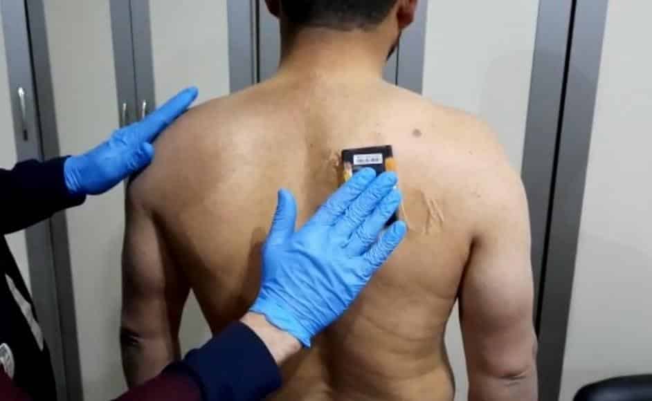EHLİYET SINAVINDA KOPYA ÇEKERKEN YAKALANDI, ÜZERİNDEN 6 BİN LİRALIK DÜZENEK ÇIKTI