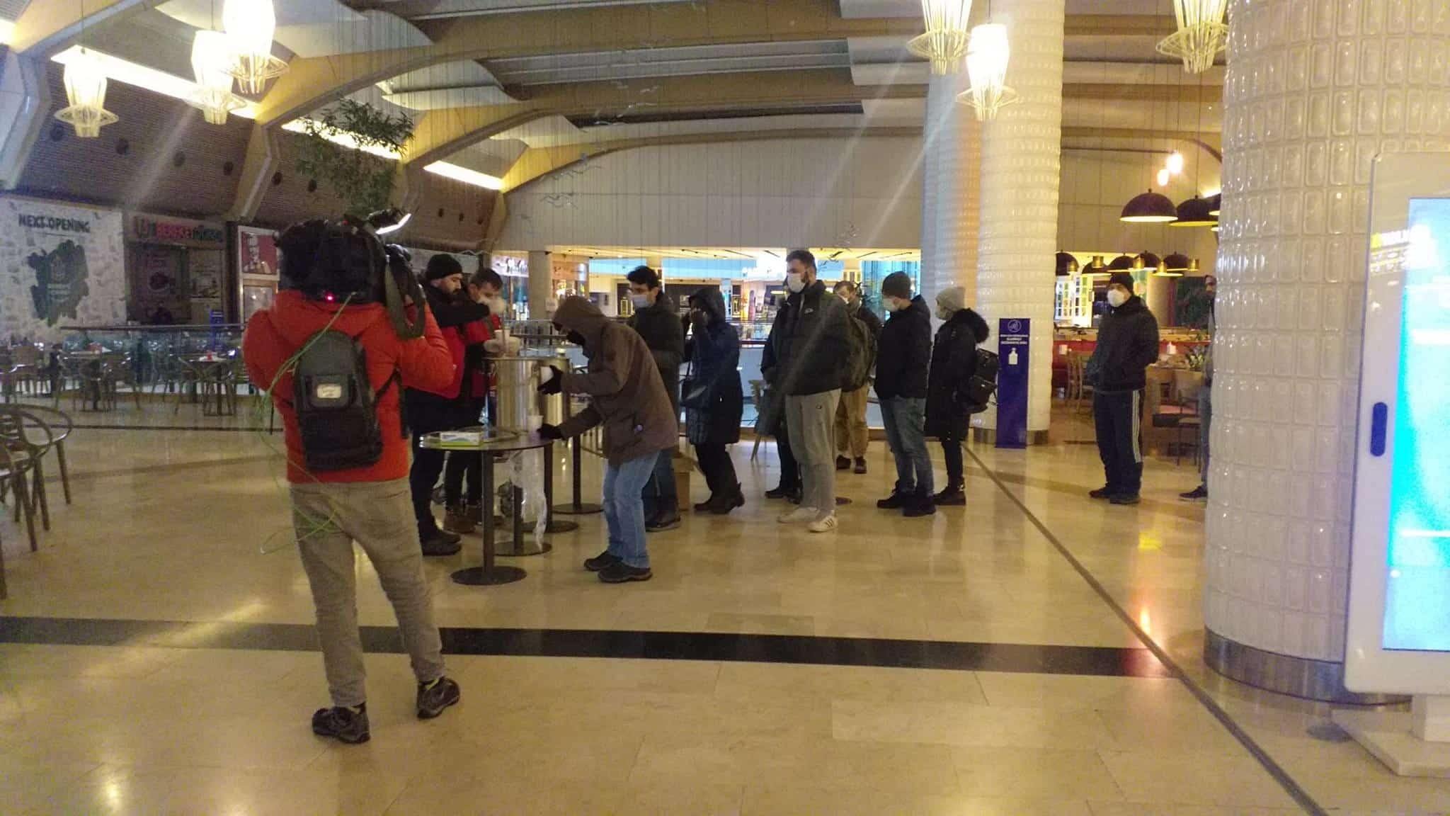 3 BİN KİŞİ AVM'DE SABAHLADI ARALARINDA TURİSTLERİN DE BULUNDUĞU 3 BİN KİŞİYE ÇORBA SERVİS EDİLDİ