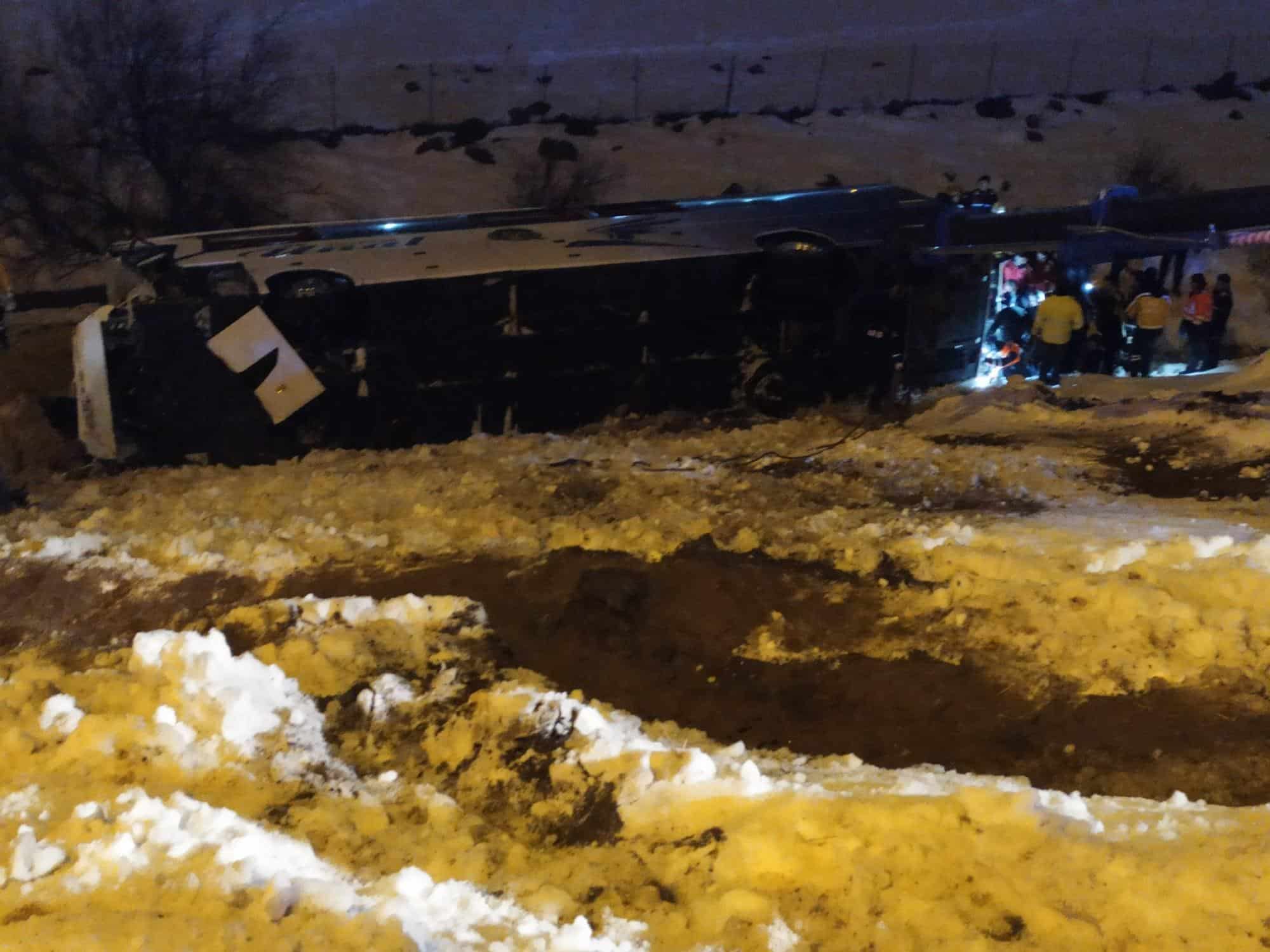 TIRLA ÇARPIŞAN YOLCU OTOBÜSÜ ŞARAMPOLE DEVRİLDİ: 3'Ü AĞIR 28 YARALI YOLCU OTOBÜSÜ 25 METRELİK ŞARAMPOLE UÇTU GAZİANTEP VALİSİ DAVUT GÜL, KAZA BÖLGESİNDE İNCELEMELERDE BULUNDU