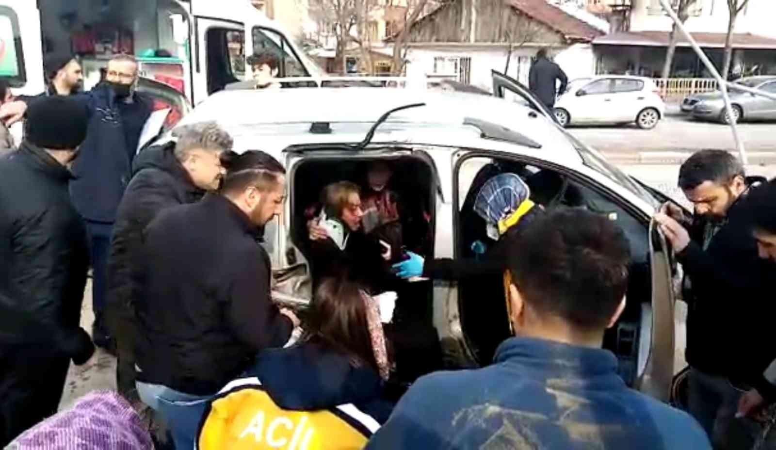 Aracın aydınlatma direğine çarpıp, karşı yola uçtuğu anlar kamerada
