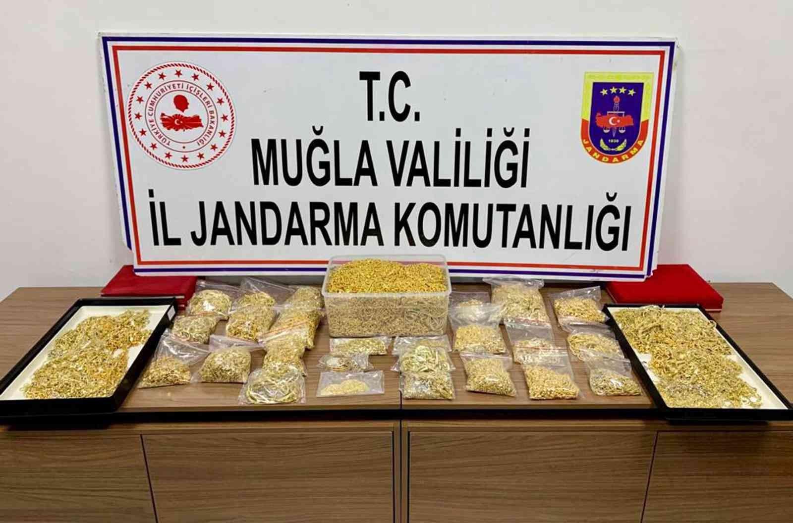 Çaldıkları 16 kilo altını toprağa gömdüler, jandarmaya yakalandılar