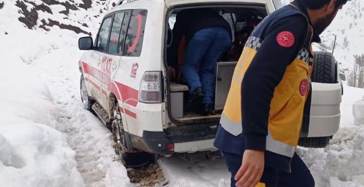 Hastayı almaya giden ambulansa kar engeli: 8 saat’in sonunda hastaya ulaşabildiler