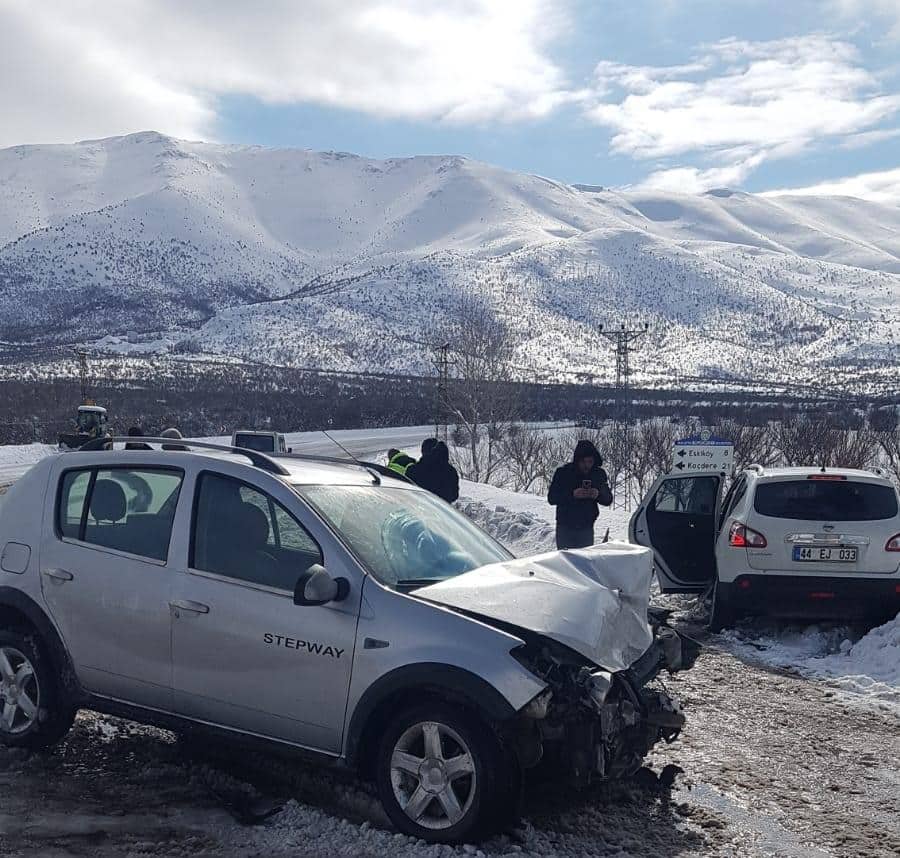 iki araç kaza yaptı: 9 yaralı