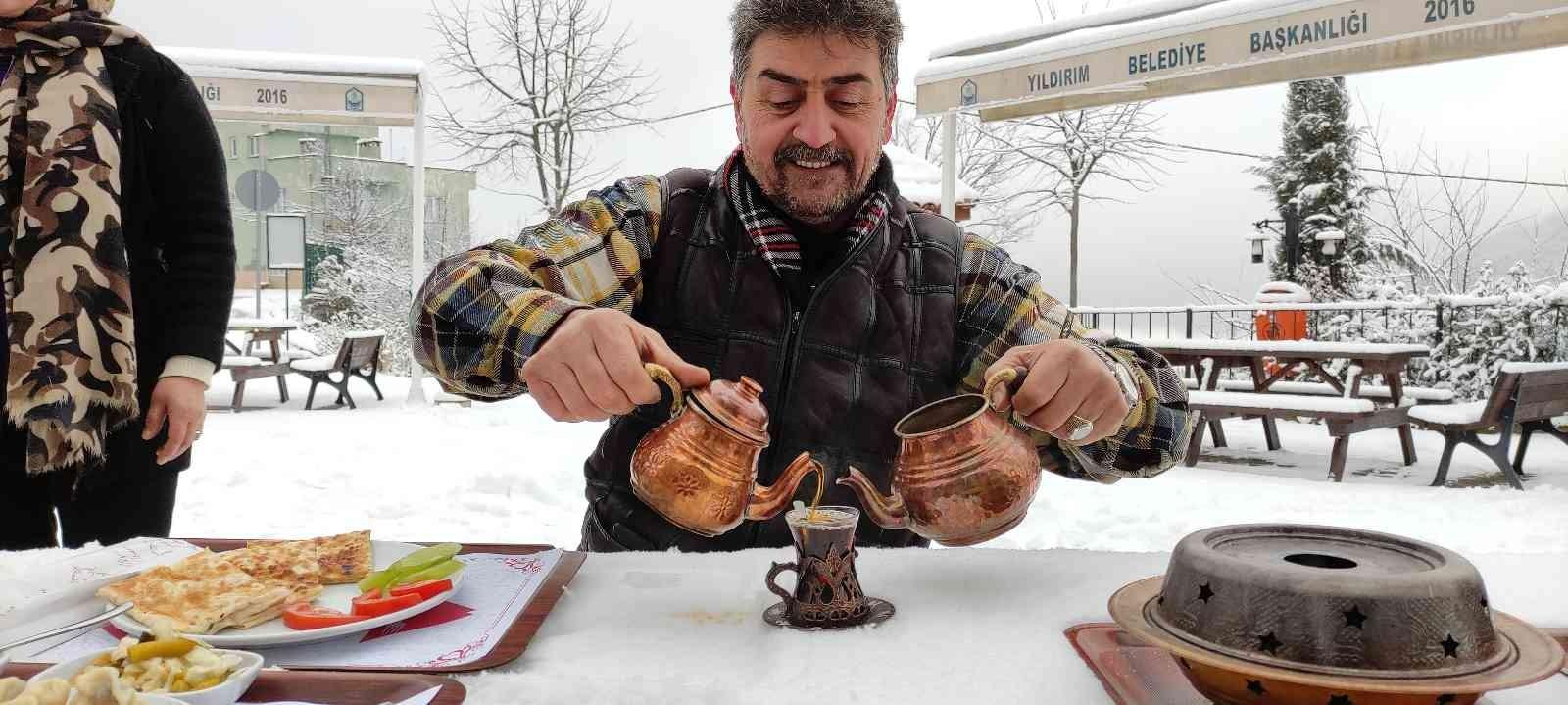 Köydeki kafede kahvaltılar kar üzerinde yapılıyor
