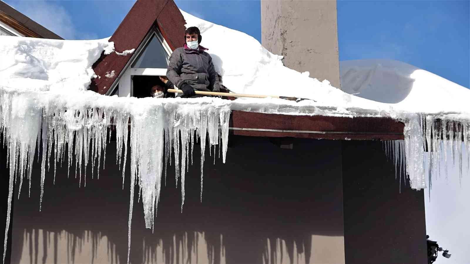 (Özel) Çatılardaki dev buz sarkıtlarını saatlerce uğraşıp temizledi