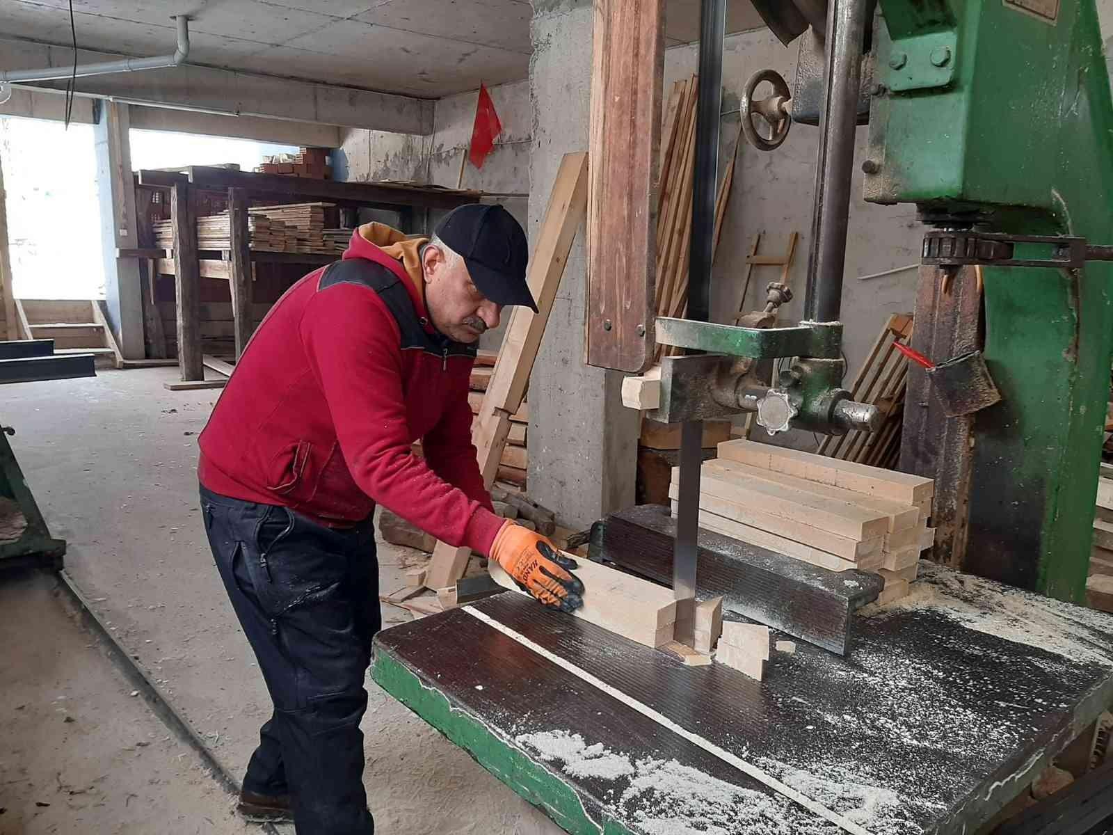 (Özel) Muhtardan köydeki bütün çocuklara kızak hizmeti