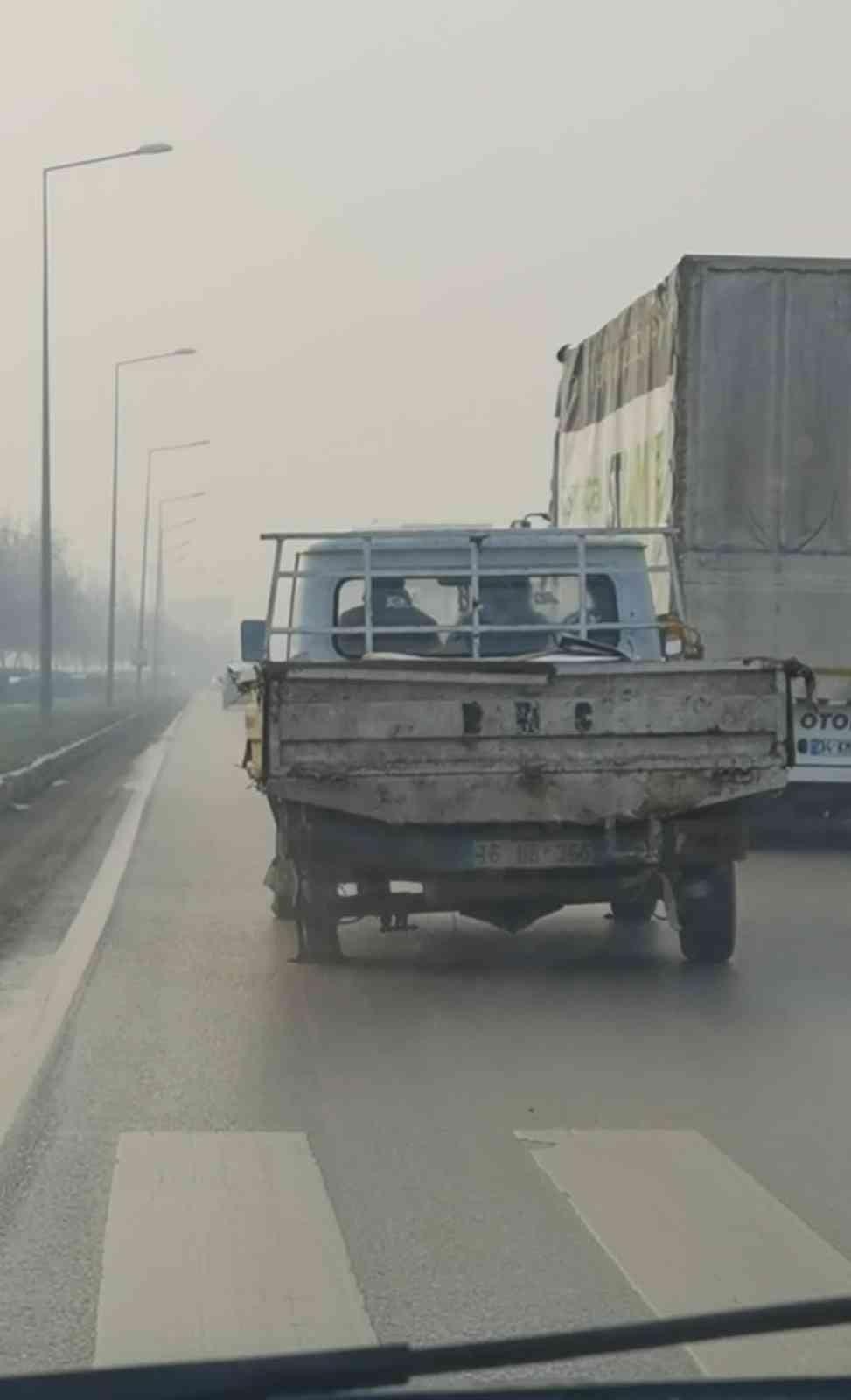Patlak lâstikle kilometrelerce seyretti, o ânlar kameraya yansıdı