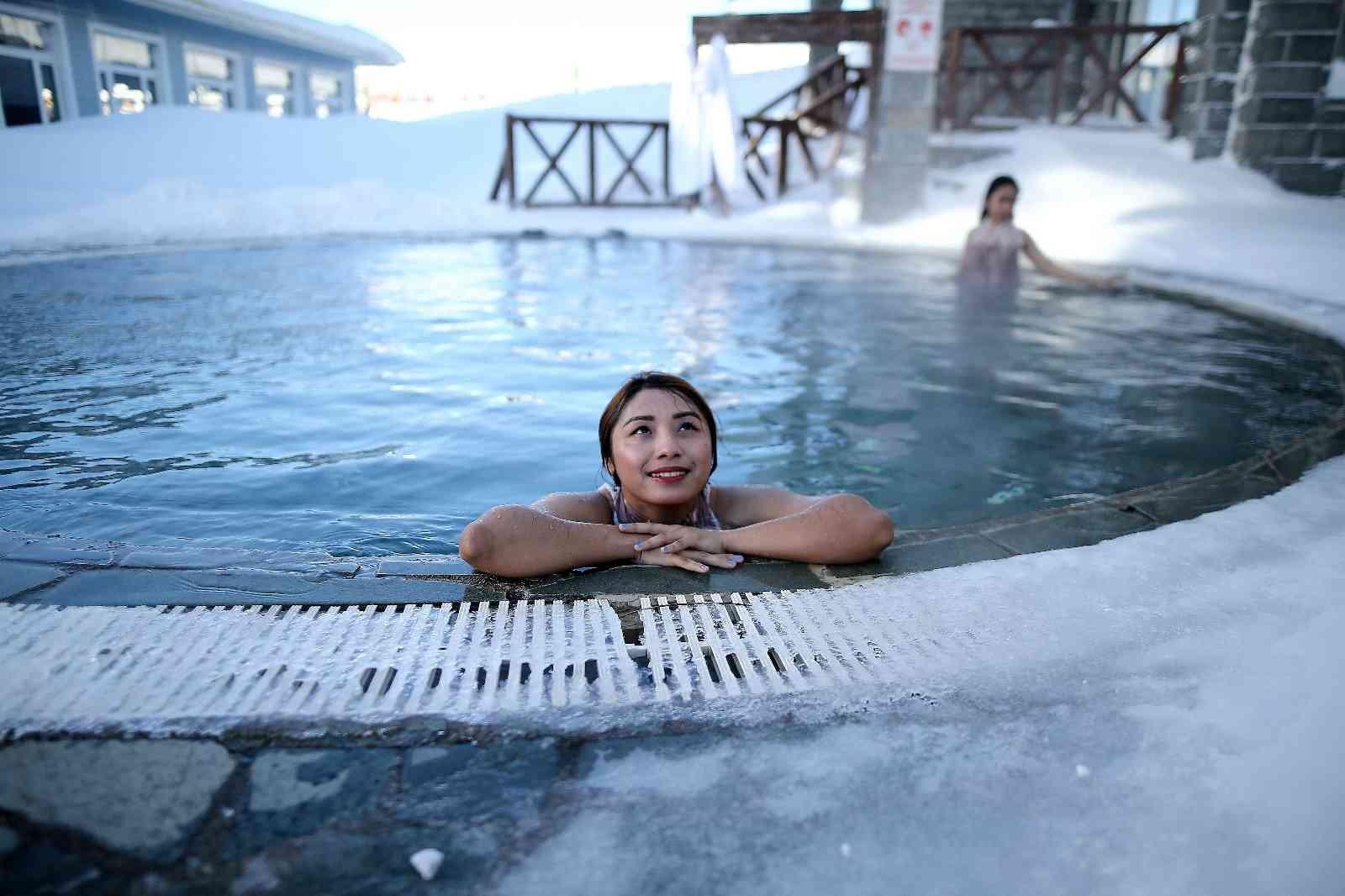 Zirvede turistlerin kar üstünde hamam sefası