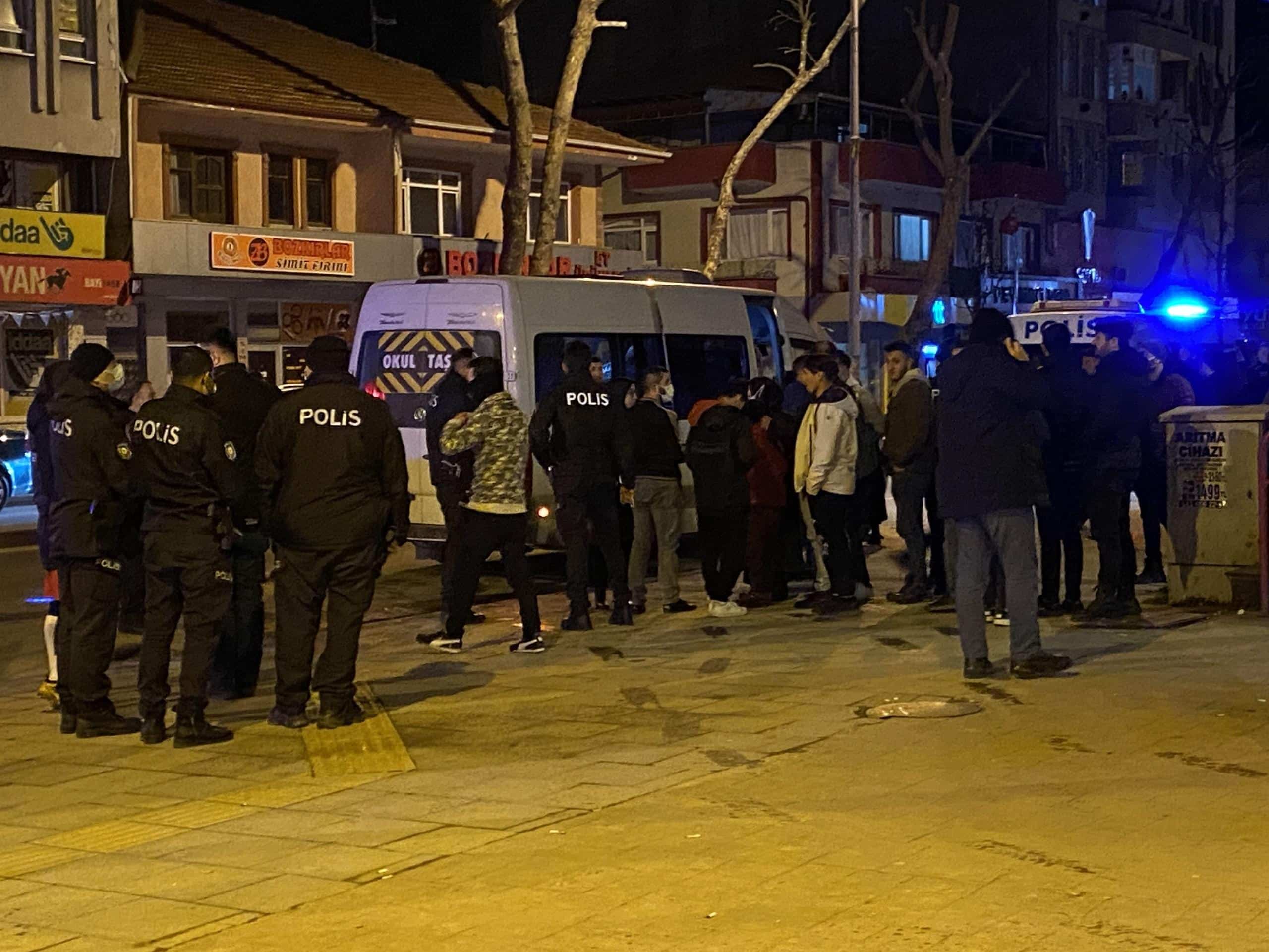 DÜĞÜN DEĞİL MEYDAN MUHAREBESİ: 24 YARALI NİŞANDA ÇIKARDIKLARI KAVGAYI DÜĞÜNDE DEVAM ETTİRDİLER EĞLENCEYLE BAŞLAYAN DÜĞÜNLERİ KABUSA DÖNDÜ POLİS EKİPLERİNCE TARAFLAR GÜÇLÜKLE AYRILDI