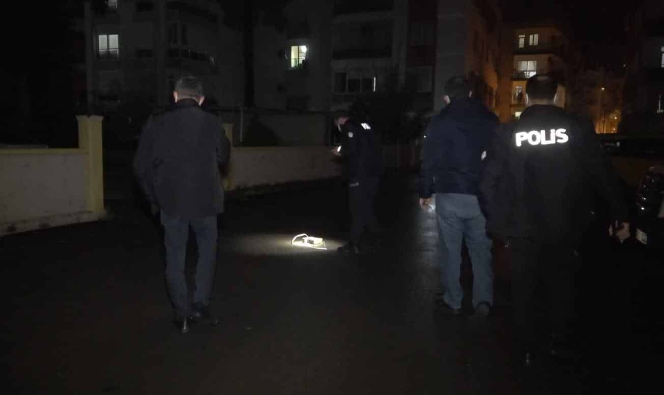 SOKAKTA YÜRÜRKEN SİLAHLI SALDIRIYA UĞRADI KİMLİĞİ BELİRSİZ SALDIRGAN OLAY YERİNDEN KAÇTI BACAĞINDAN YARALANAN ADAM, TEDAVİ İÇİN HASTANEYE KALDIRILDI