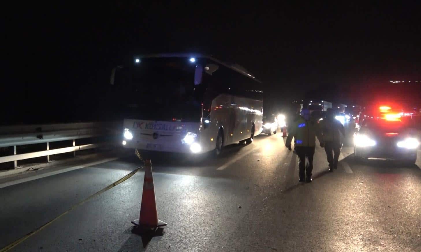 TEM OTOYOLUNDA FECİ KAZA: 1 ÖLÜ, 4 YARALI