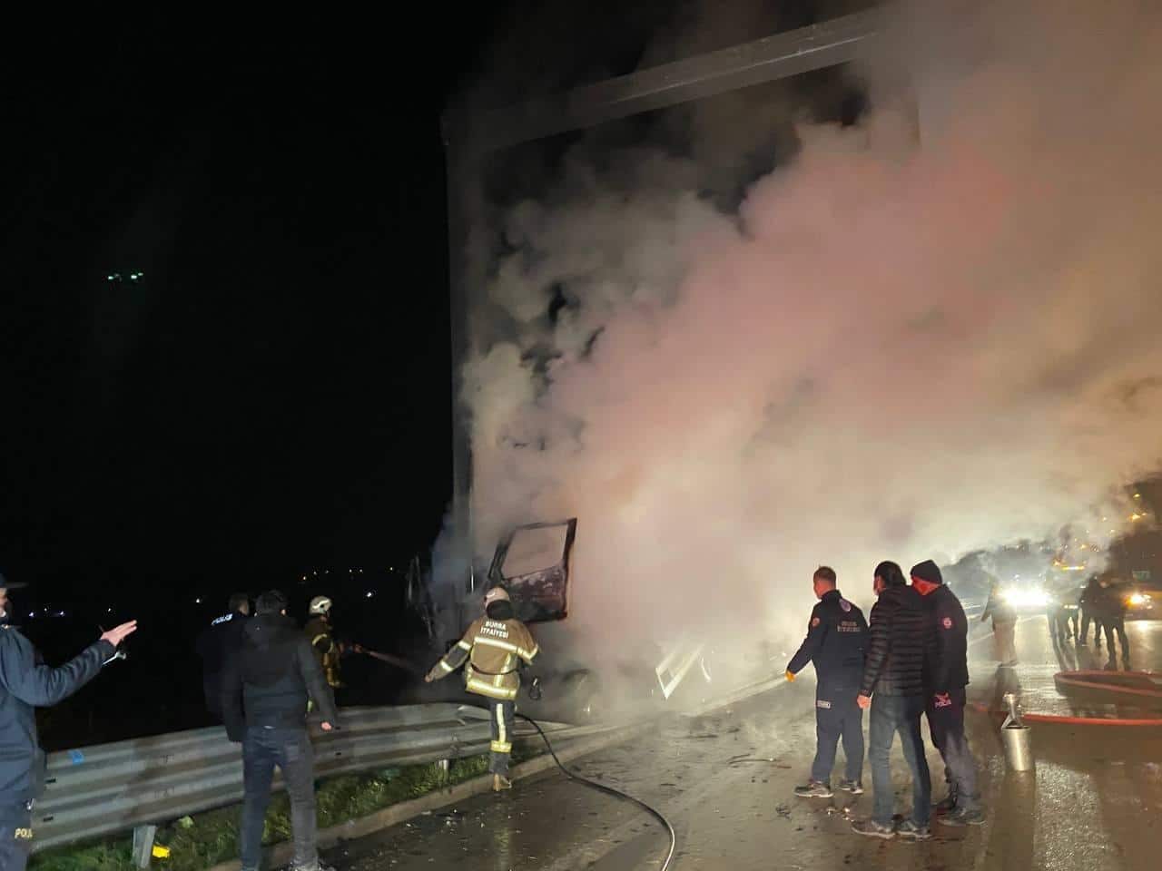 Bursa’da feci kaza: 2 kişi sıkıştıkları kamyonda yanarak can verdiler