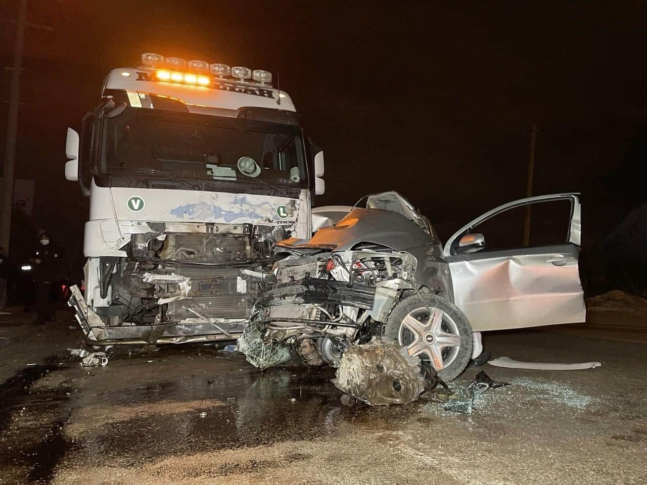 Bursa’da tırla otomobilin kafa kafaya çarpıştığı kaza ânı kamerada