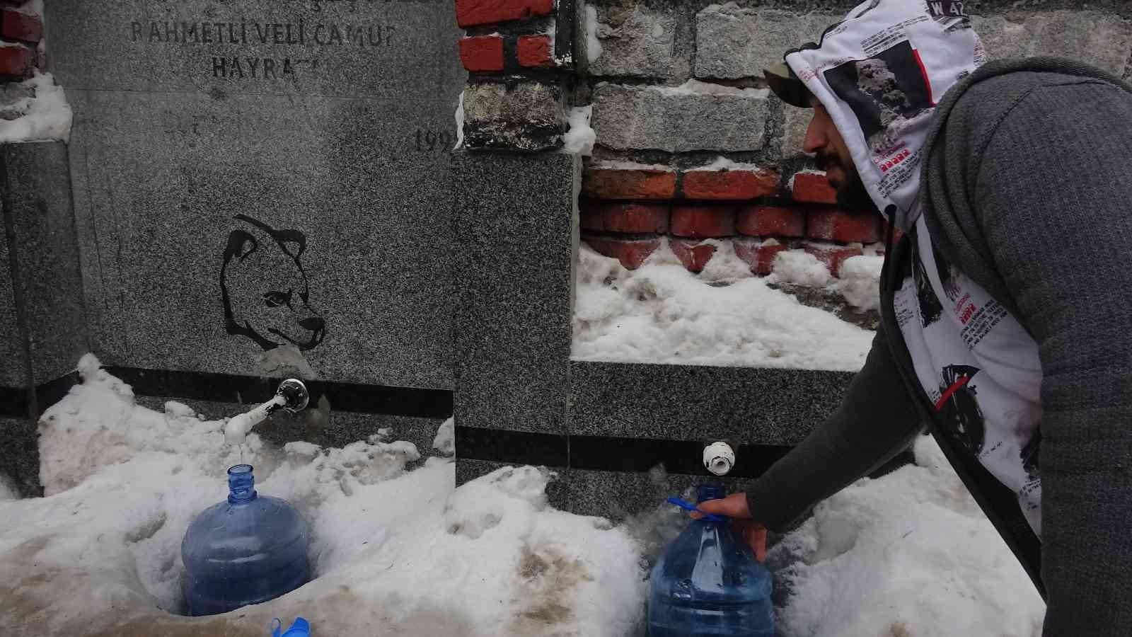 Uludağ’da eksi 10 derecede metrelerce su kuyruğu