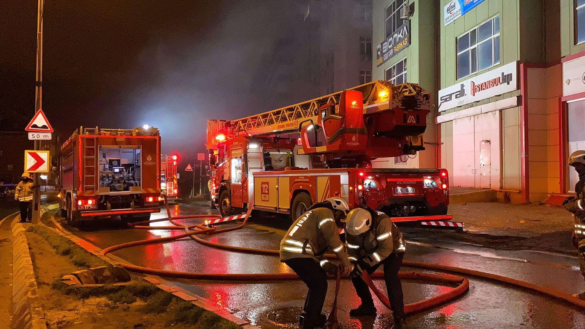BEYLİKDÜZÜ'NDE BİR ÇELİK KAPI İMALATHANESİNDE YANGIN ÇIKTI