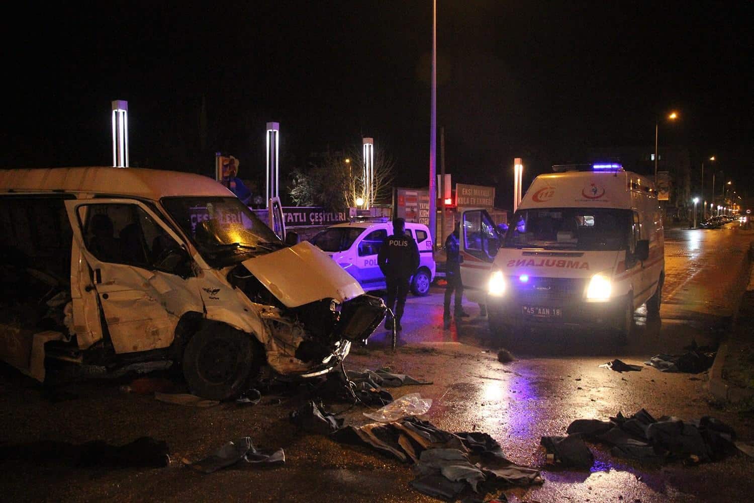 OTOMOBİL İLE TRANSİT ÇARPIŞTI: 6 YARALI TRANSİTTEN KOPAN MOTOR AKSAMI KAZANIN BOYUTUNU GÖZLER ÖNÜNE SERDİ