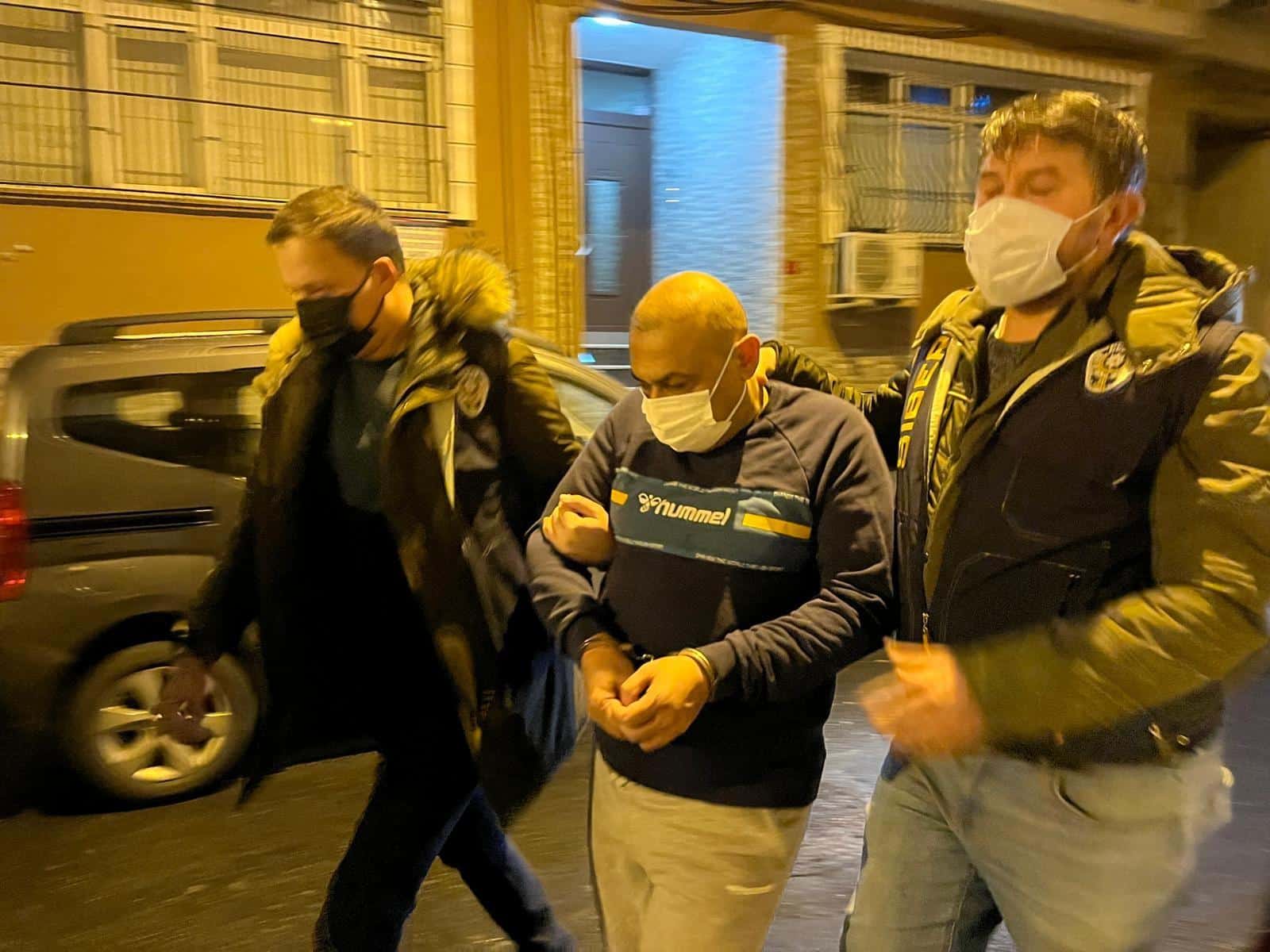 İSTANBUL'DA 9 MİLYON LİRALIK VURGUN YAPAN ÇETEYE ŞAFAK OPERASYONU İSTANBUL'DA 'NİTELİKLİ DOLANDIRICI' ÇETE LİDERİ SEVGİLİSİYLE KALDIĞI EVDE YAKALANDI