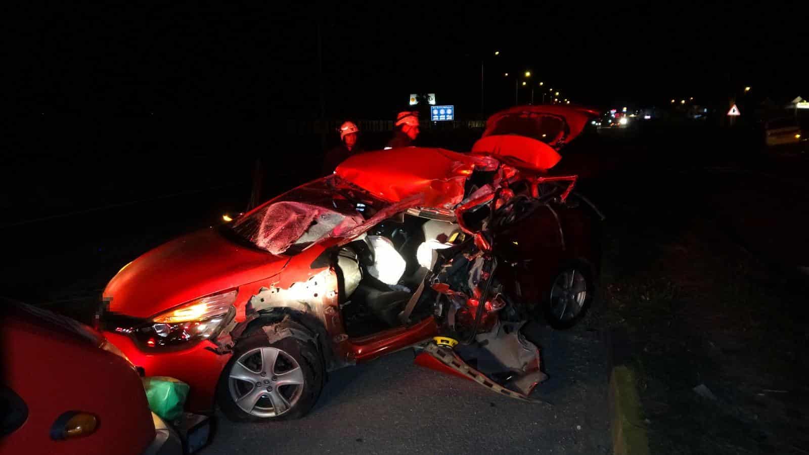 KAMYONA ÇARPAN OTOMOBİL SÜRÜCÜSÜ AĞIR YARALANDI SÜRÜCÜ HURDAYA DÖNEN OTOMOBİL İÇİNDE SIKIŞTI