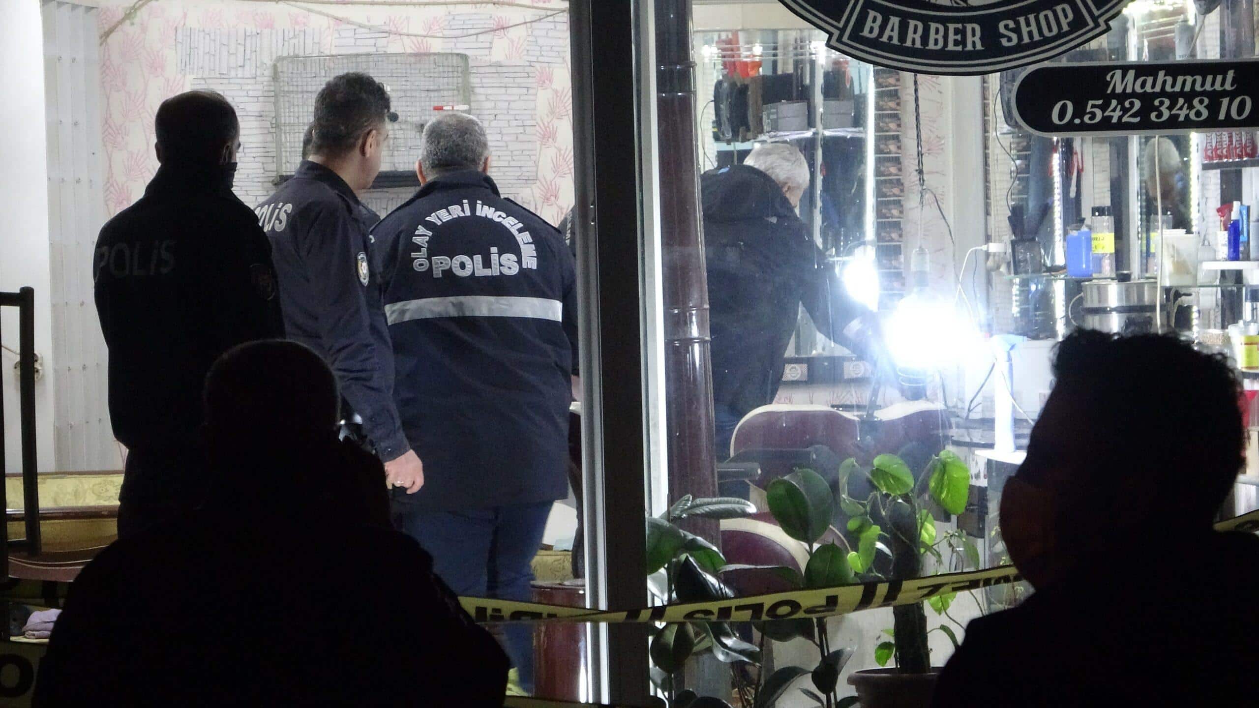 GAZİANTEP'TE BERBER DÜKKANINA SİLAHLI SALDIRI: 1 ÖLÜ, 1 YARALI BERBER DÜKKANINA GİRİP MÜŞTERİLERİN ÜZERİNE KURŞUN YAĞDIRDI