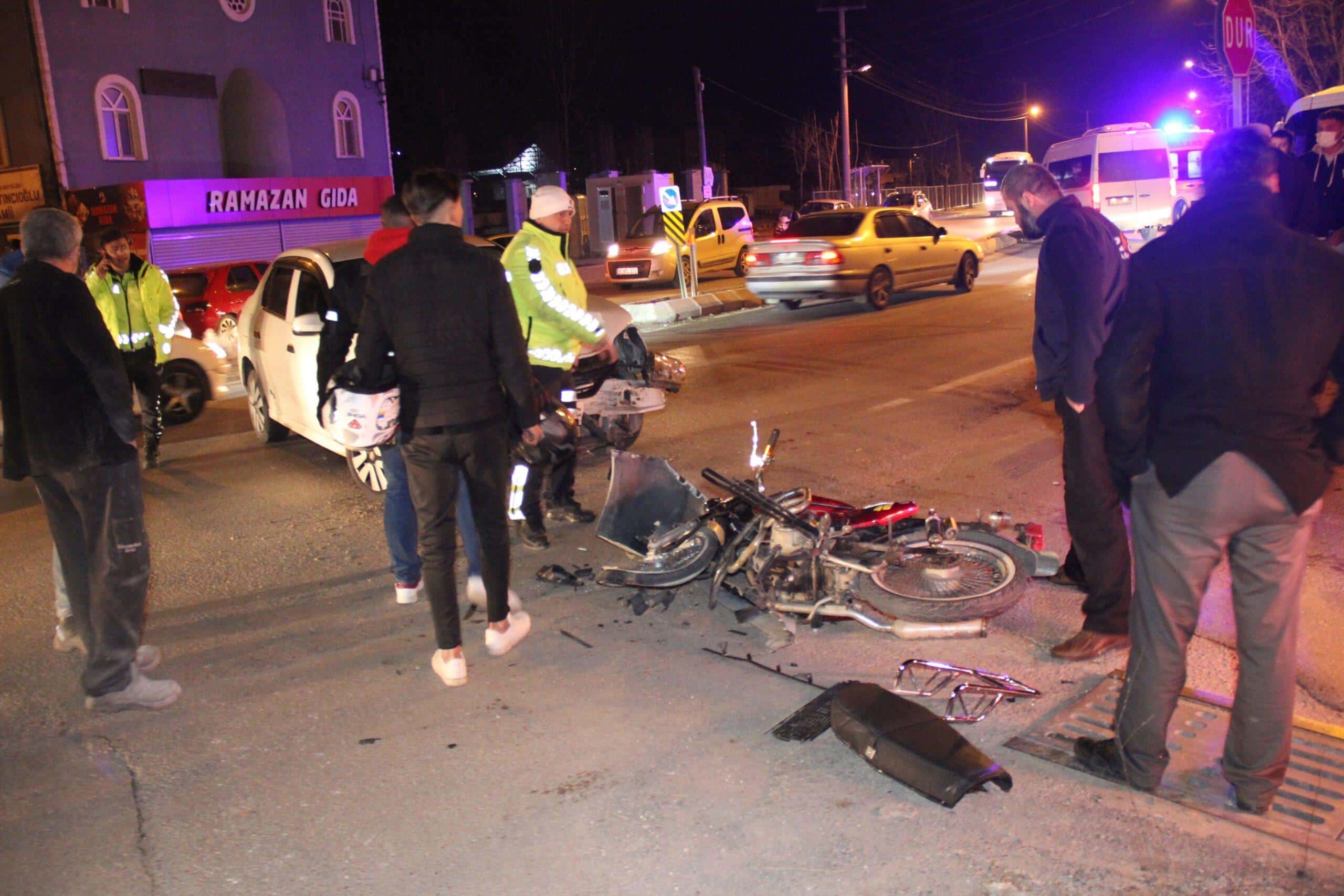 KAVŞAKTA DEHŞET ANLARI... OTOMOBİLİN ÇARPTIĞI MOTOSİKLETTEKİ İKİ KİŞİ YARALANDI