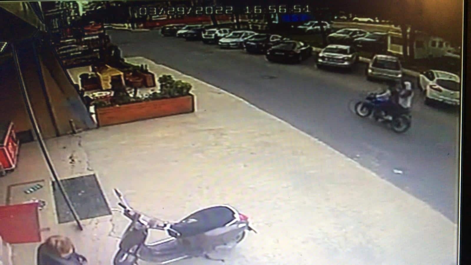 BEYLİKDÜZÜ'NDE MOTOSİKLETLİ SALDIRGANLAR BİR İŞ YERİNE SİLAHLA ATEŞ EDEREK KAÇTI, O ANLAR KAMERALARA ANBEAN YANSIDI
