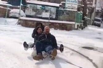 Bursa’da kar ve buzu eğlenceye çevirdiler
