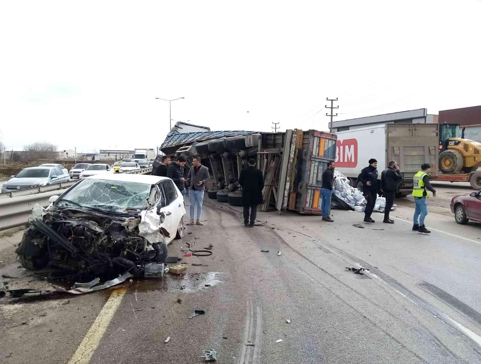 Bursa’da su yüklü tırla otomobil çarpıştı 1 kişi yaralandı