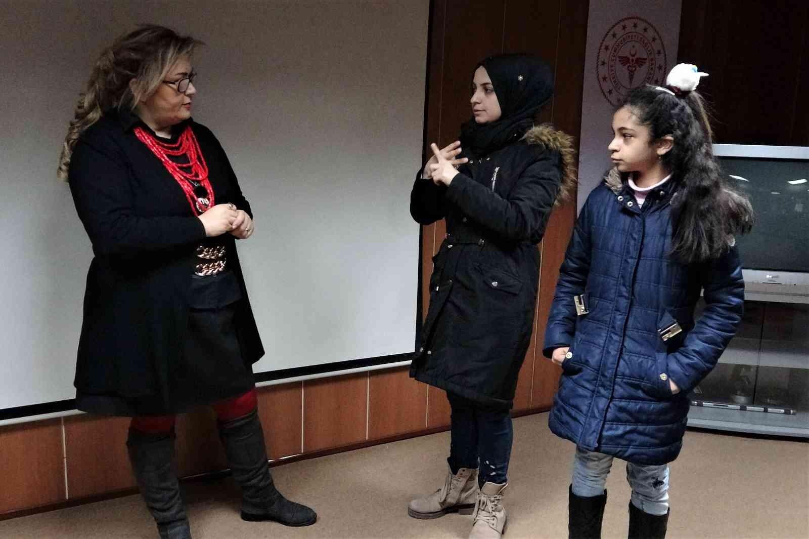 Çocuğunun dilini öğrendi 10 yıl sonra ilk defa "kızım" dedi