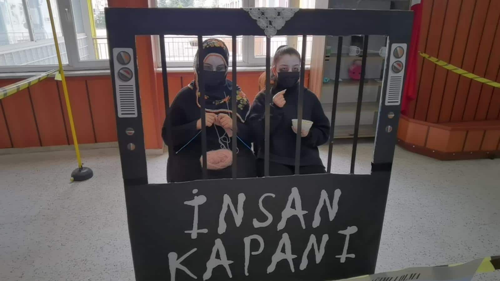 Öğrenciler 40 dakika hareketsiz durarak mesaj verdiler