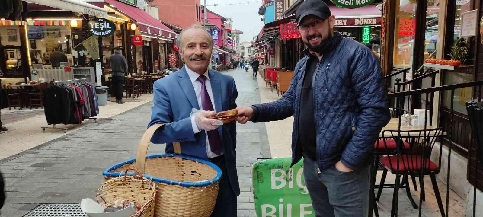 Takım elbiseyle simit satıp iyi para kazanıyor