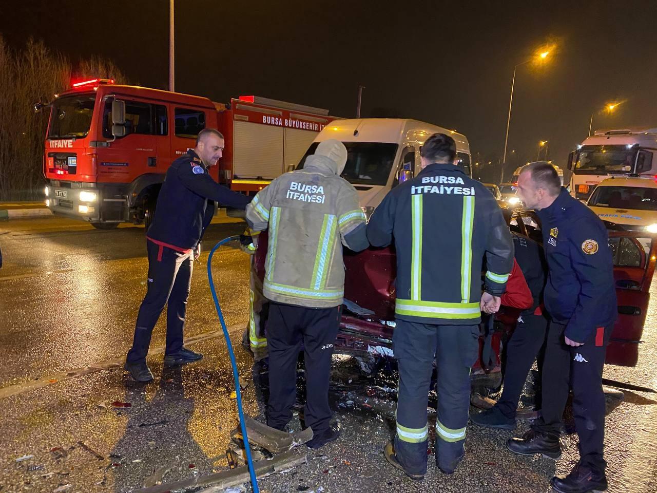 Trafik kazasında yaralı çocuğa yardım eli güvenlik görevlisinden.. Ambulans gelene kadar başından ayrılmadı