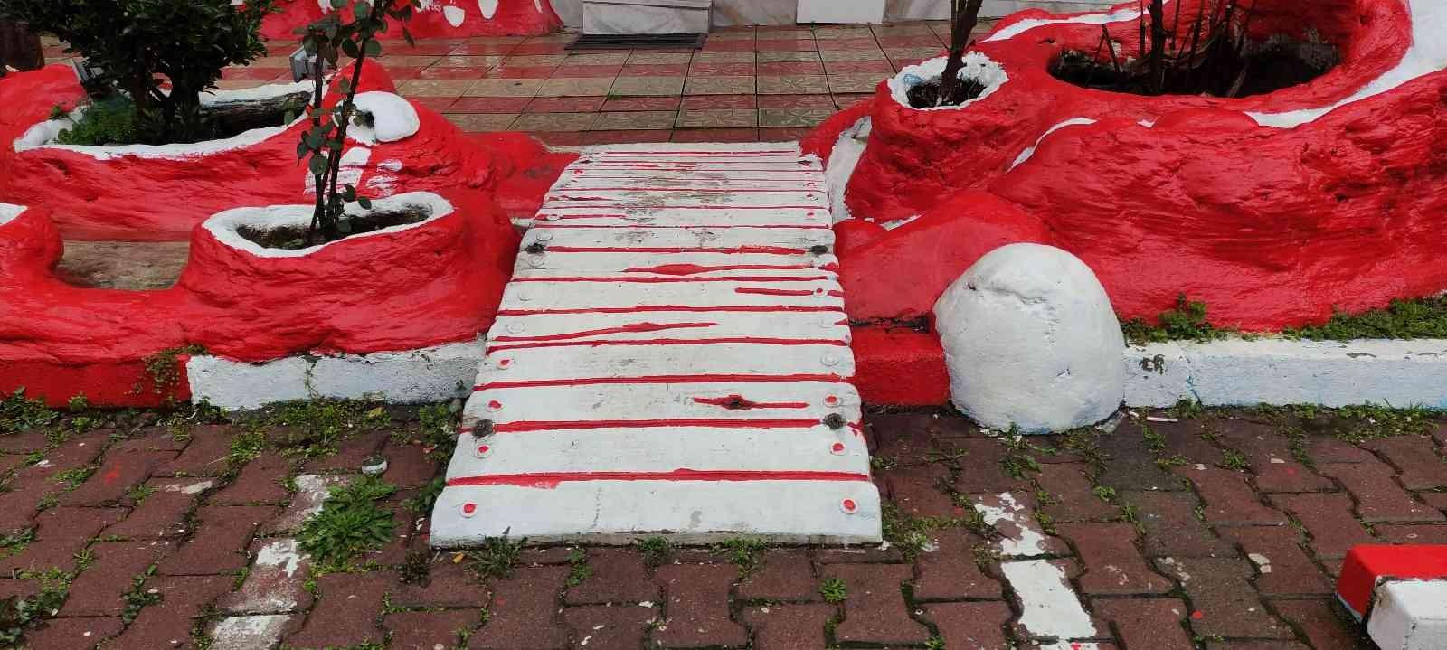 "Yaşlılar rahat yürüsün" diye yaptırdı, çalan hırsızlara böyle seslendi