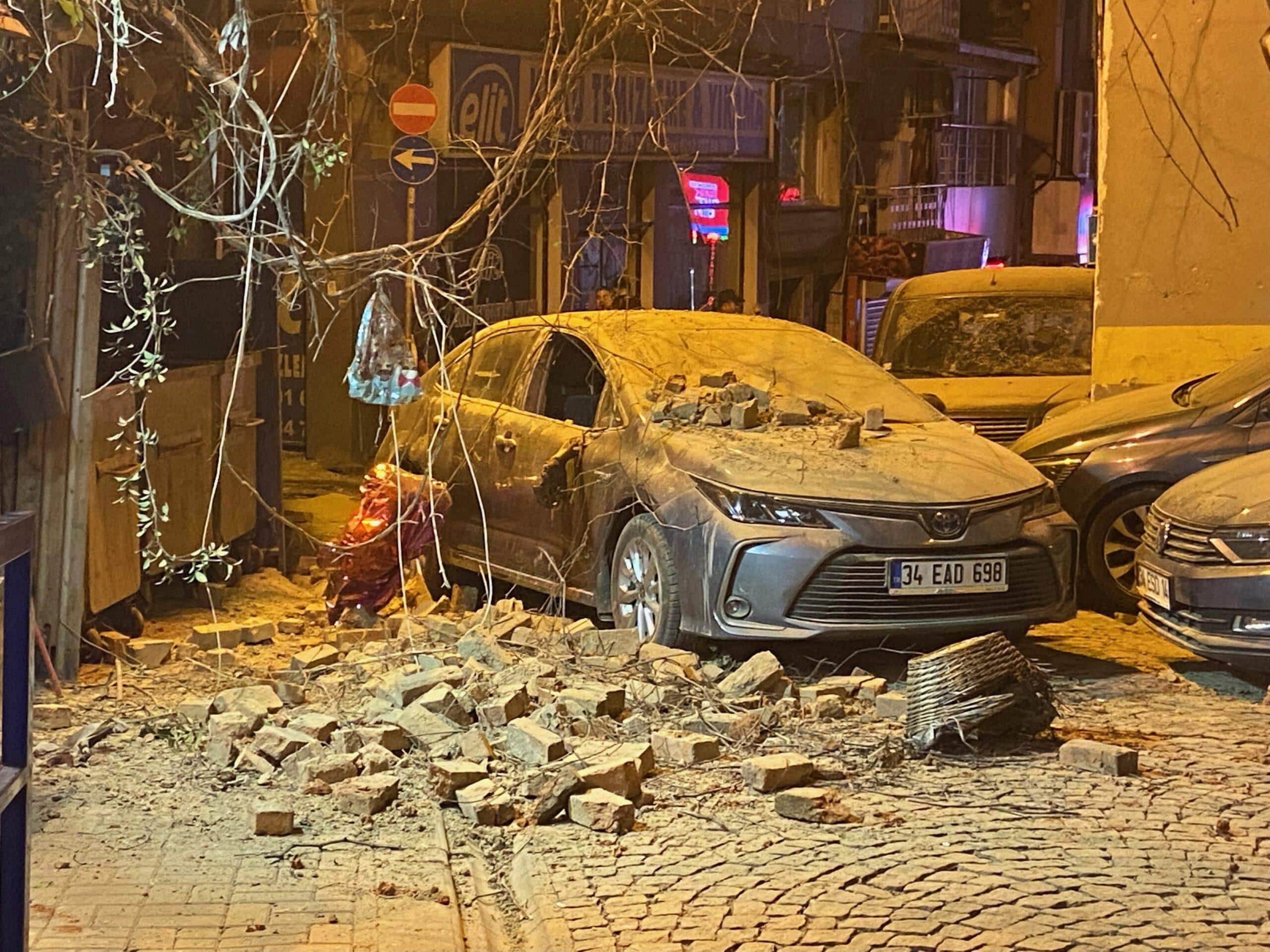 BEŞİKTAŞ'TA TARİHİ BİNANIN ÇATISI YOLDAN GEÇEN OTOMOBİLİN ÜZERİNE DÜŞTÜ SOKAKTA KİMSENİN OLMAMASI OLASI BİR FACİAYI ÖNLEDİ