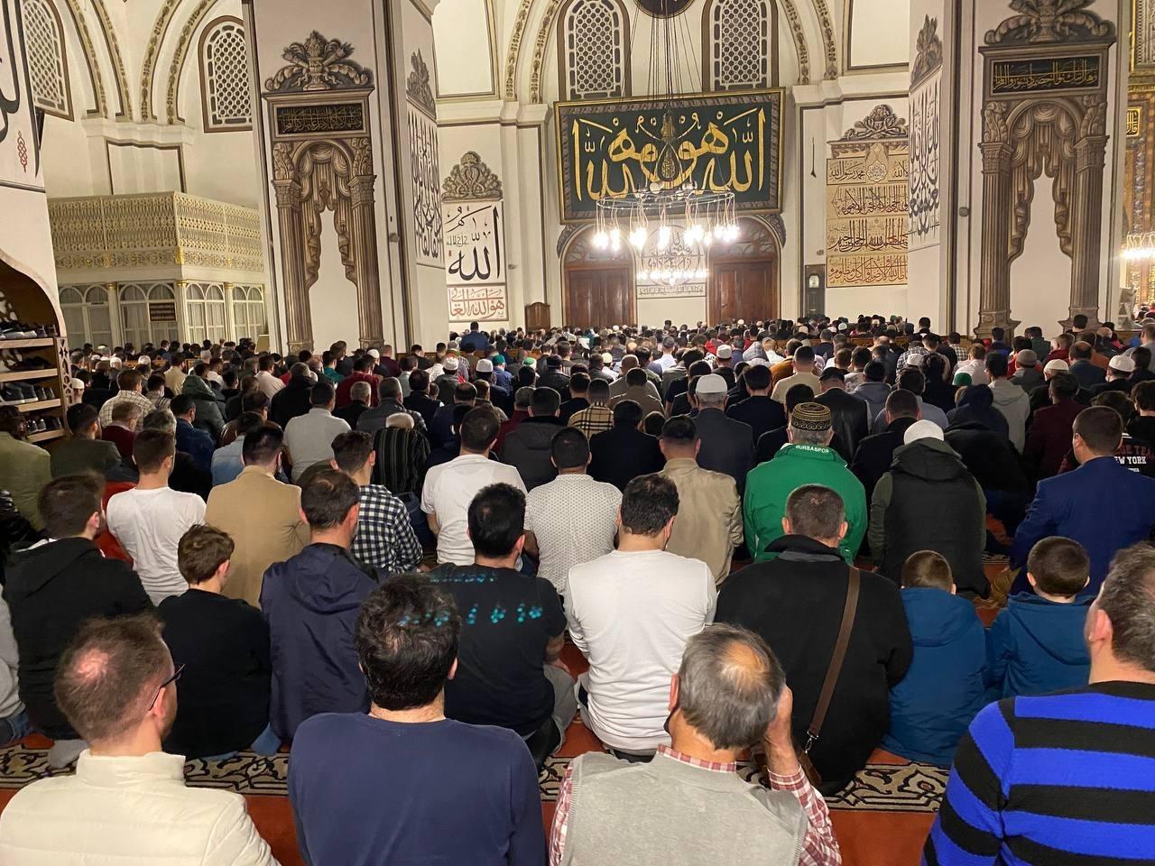 Bursalılar ilk teravih için Ulu Camii’ne akın etti
