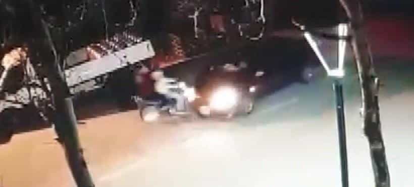 Otomobil ile motosiklet kafa kafaya çarpıştı