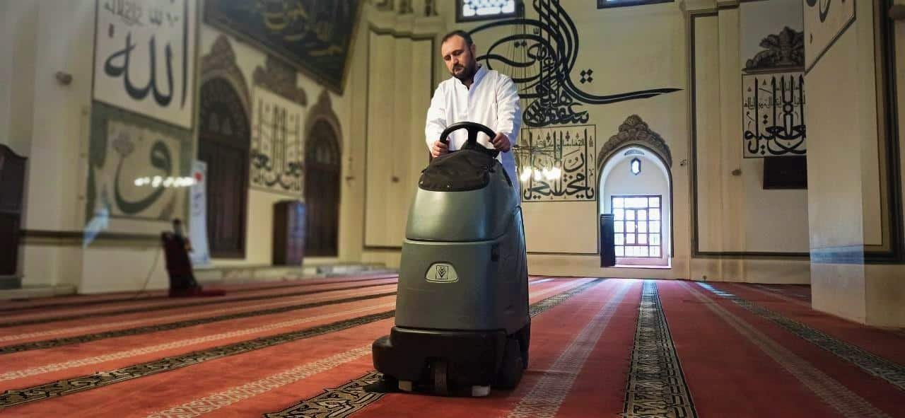 (Özel) Bursa Ulu Cami’de Ramazan temizliği
