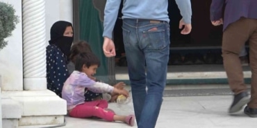 (Özel) Dilenci servisi kamerada...Bursa’da duygu tacirlerine zabıta operasyonu
