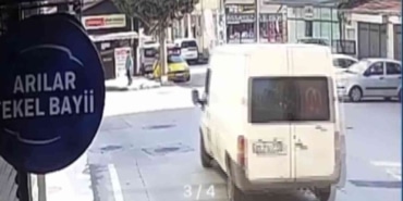 (Özel) Freni boşalan minibüs ağaca çarparak takla attı. O anlar güvenlik kamerasına yansıdı