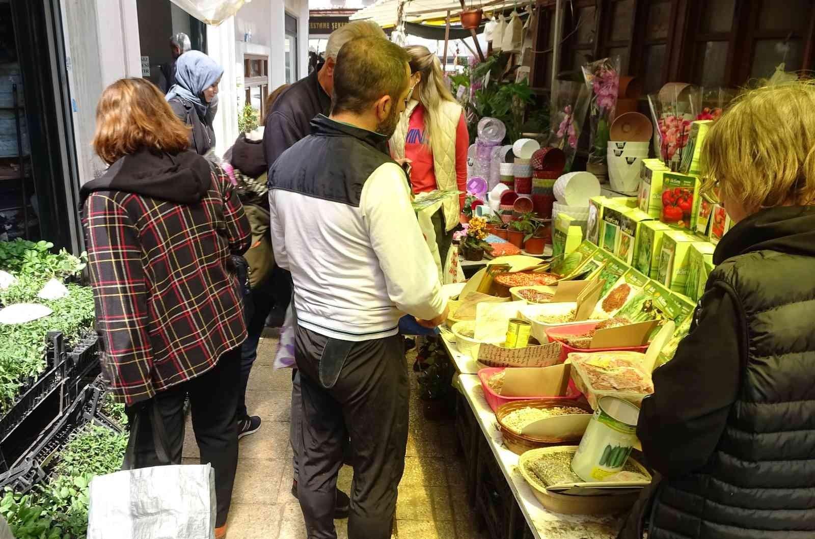 (Özel) Vatandaşlar kendi sebzesini yetiştirmek için tohumculara akın etti